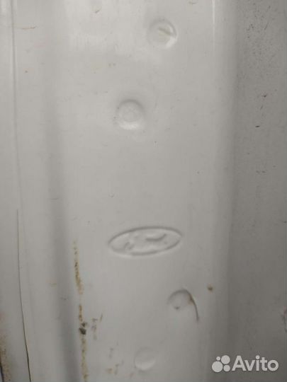 Дверь белая