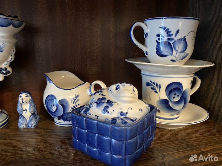 Посуда гжель много - доски, чашки, блюдца, фигурки