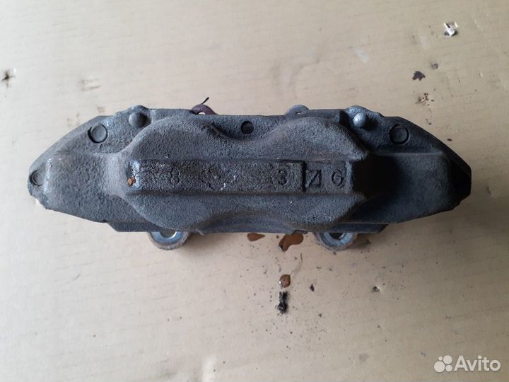 Суппорт передний правый Toyota Hilux 2005-2015