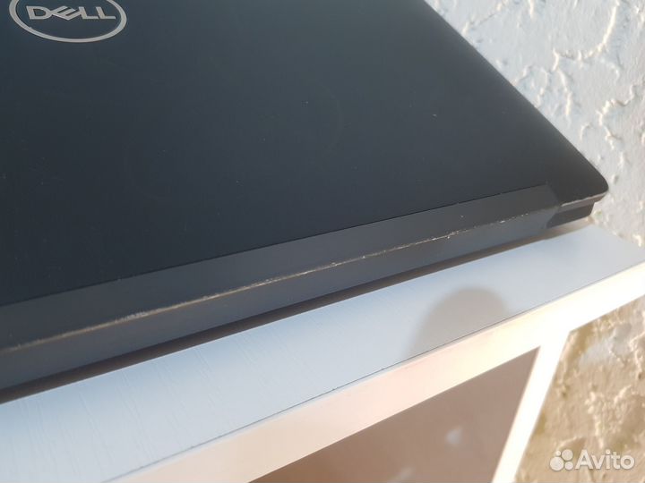 Dell 7390 i5 8350U/256SSD/8gb скол на крышке