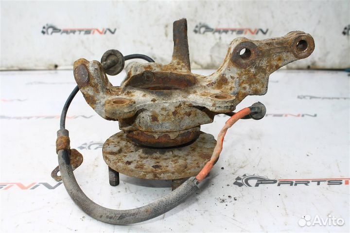 Кулак передний левый Ниссан Альмера N16