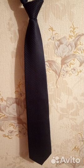 Мужской галстук зачётного цвета