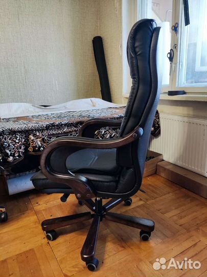 Кожаное кресло руководителя