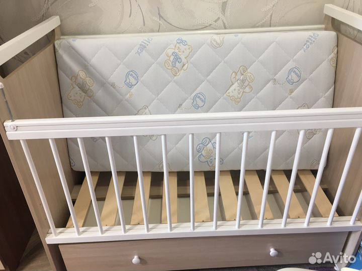 Кроватка с маятником и матрасом