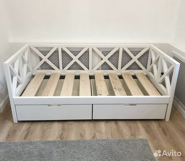 Детская кроватка из дерева