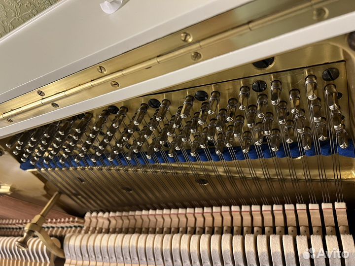 Белое Пианино Bluthner