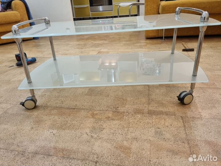 Журнальный стеклянный стол на колесах бу