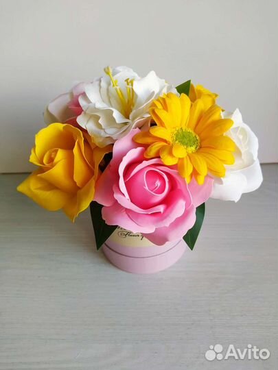 Букет в шляпной коробке из мыльных цветов