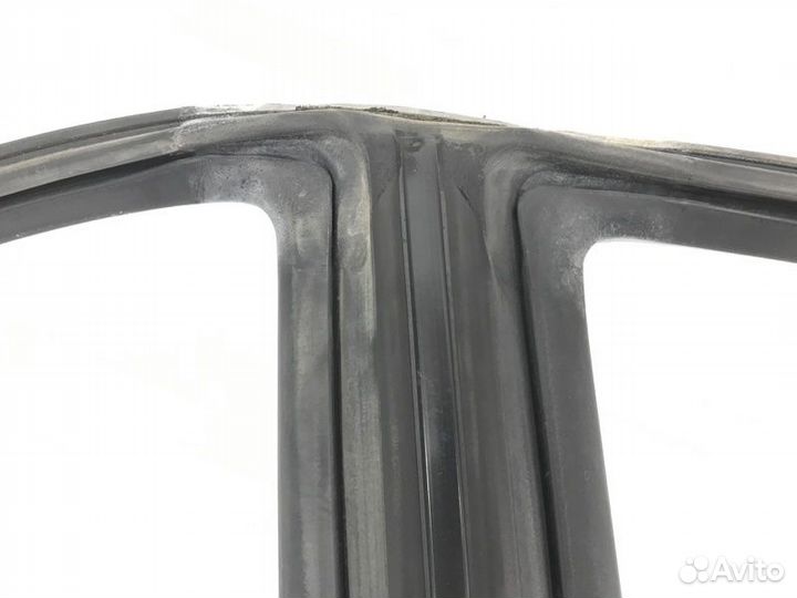 Уплотнитель ш-образный правый Subaru Lancaster BHE