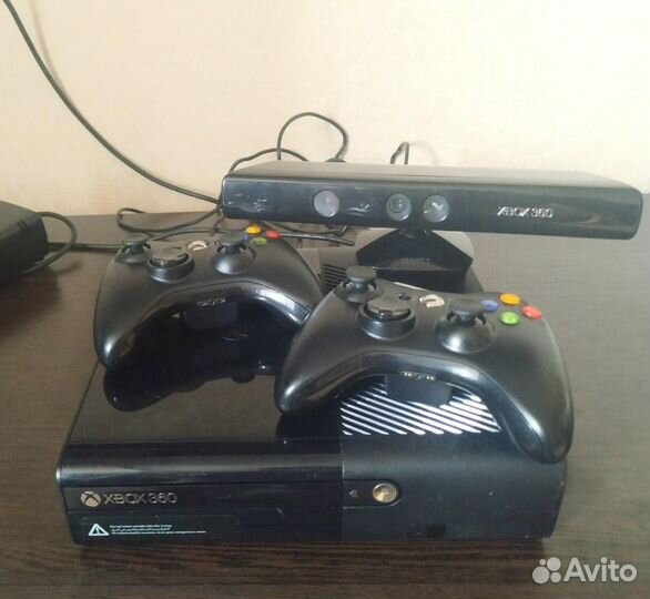 Xbox 360Е 500 гб куча игр кинект 2 джойстика