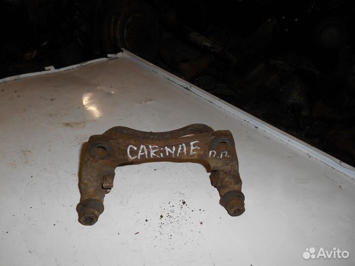 Скоба переднего правого суппорта Toyota Carina E