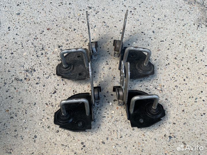 Крюк капота BMW F10