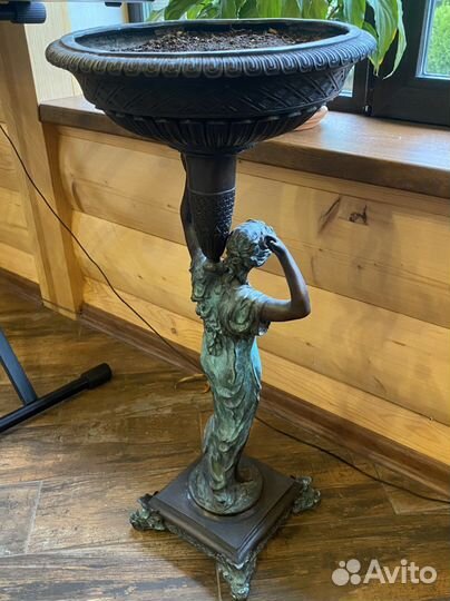 Статуя девушка бронза