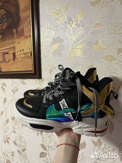 Кроссовки женские