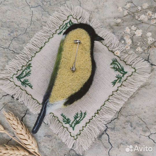 Брошь синица из шерсти