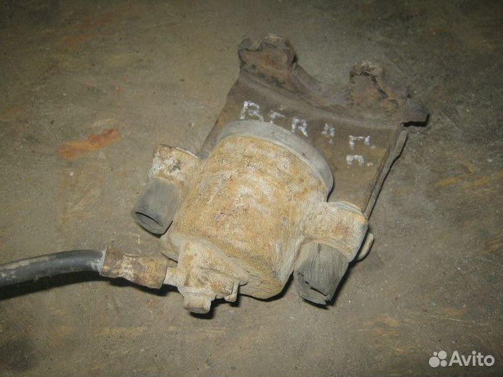 Суппорт передний правый Volkswagen Bora