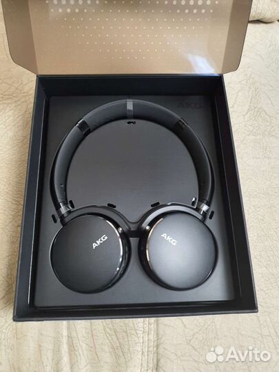Беспроводные наушники AKG Y500