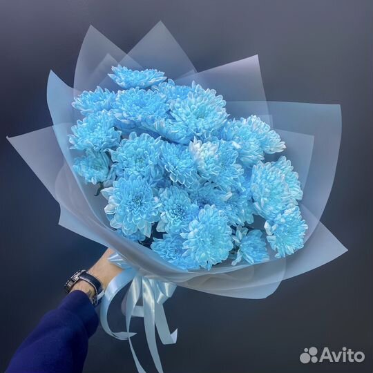 Букет из голубых хризантем