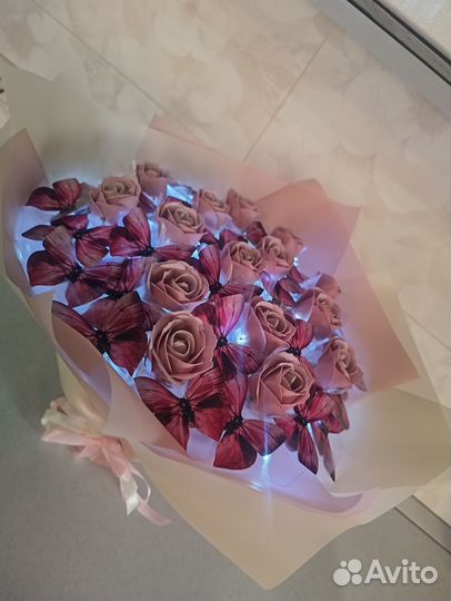 Букет из бабочек и мыльных роз. В наличии