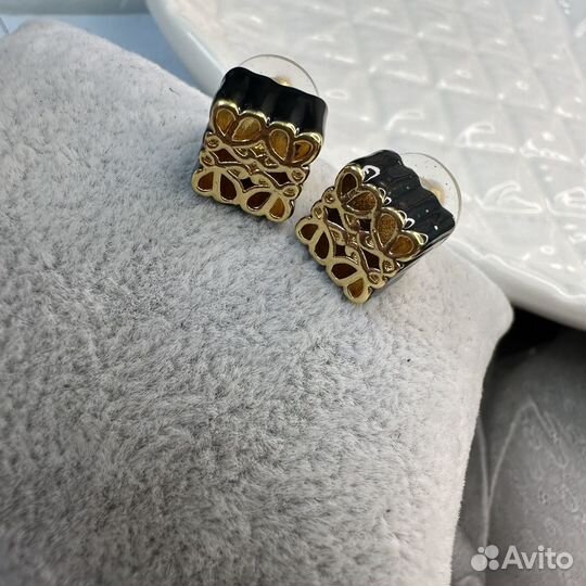 Серьги пусеты Loewe с черной эмалью