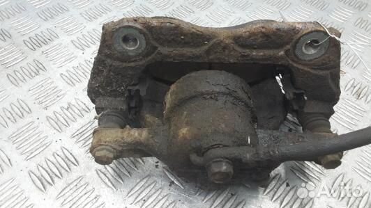 Суппорт тормозной передний левый toyota avensis T2