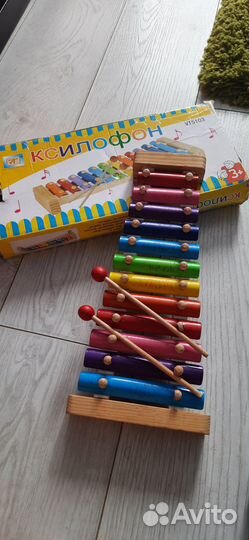 Много деревянных игрушек, пазлов