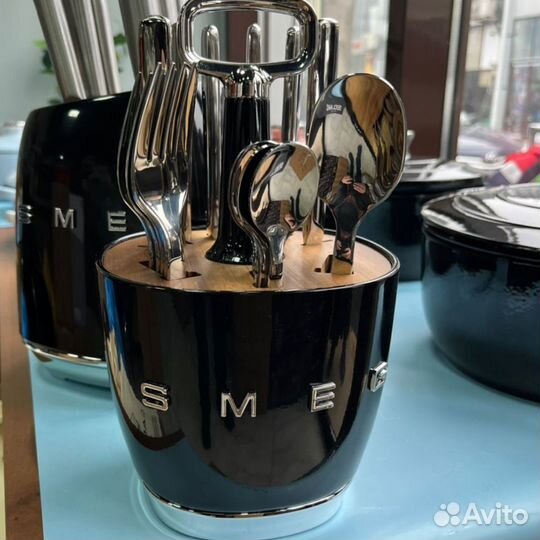 Стловые приборы с подставкой Smeg