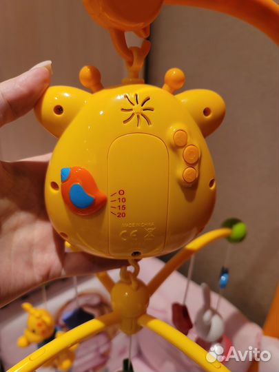 Мобиль в кроватку жирафики