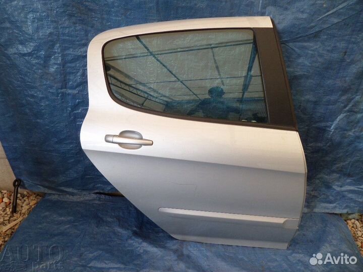 Задняя правая дверь Peugeot 308