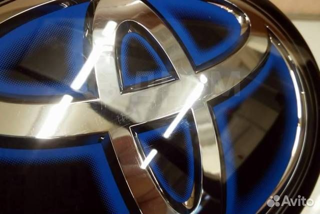 Эмблема крышки багажника Toyota Prius