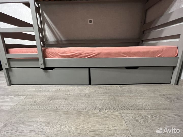 Кровать двухьярусная из натурального дерева