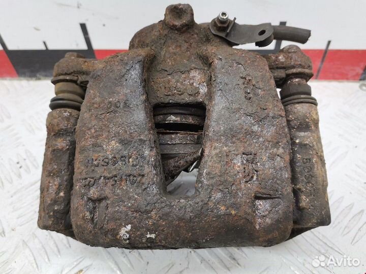 Суппорт передний левый Volvo S60 2004