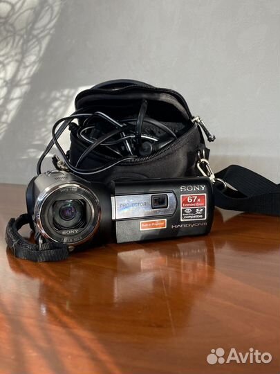Цифровая видеокамера Sony DCR-PJ5E с проектором