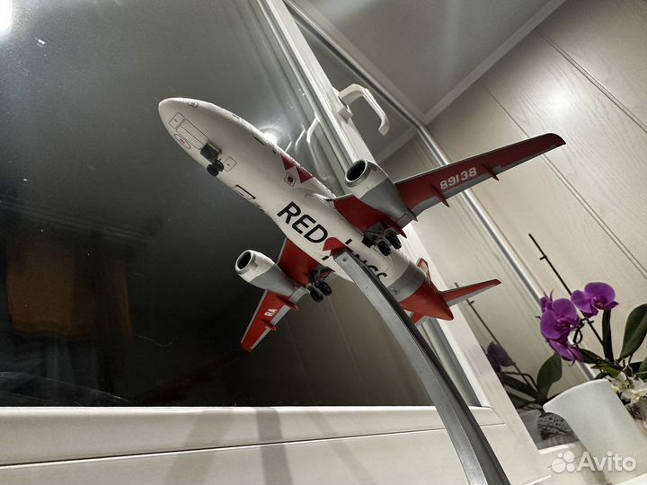 Модель самолета Сухой Суперджет 100 (SSJ-100)