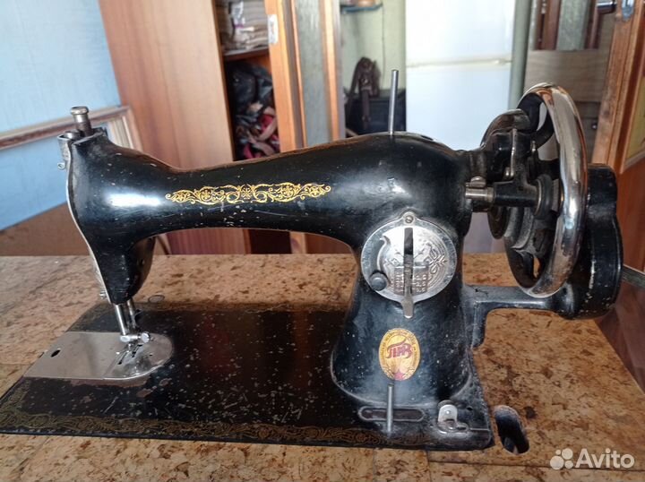 Швейная машина Подольск на столешнице