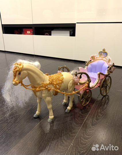 Лошадь с каретой, ржёт, ходит, но прихрамывет