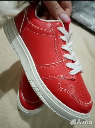 Кроссовки новые р.38,5