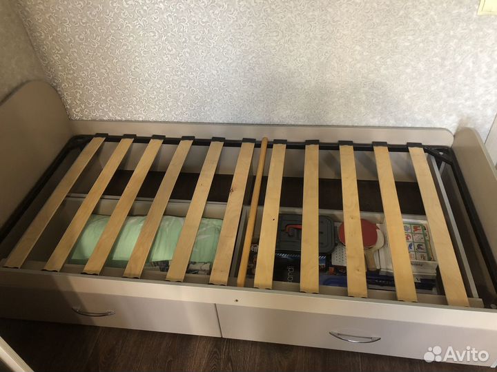 Детская кровать с полкой