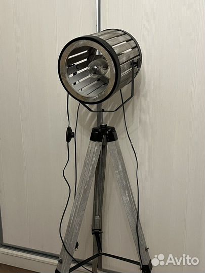 Лампа-светильник на штативе