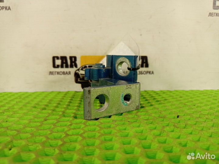 Петля двери верхняя правая R Volkswagen Tiguan