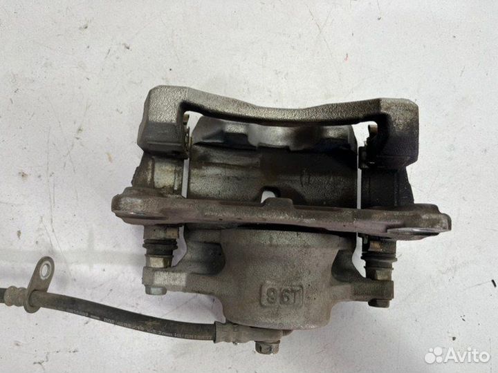Тормозной суппорт передний правый Toyota Camry