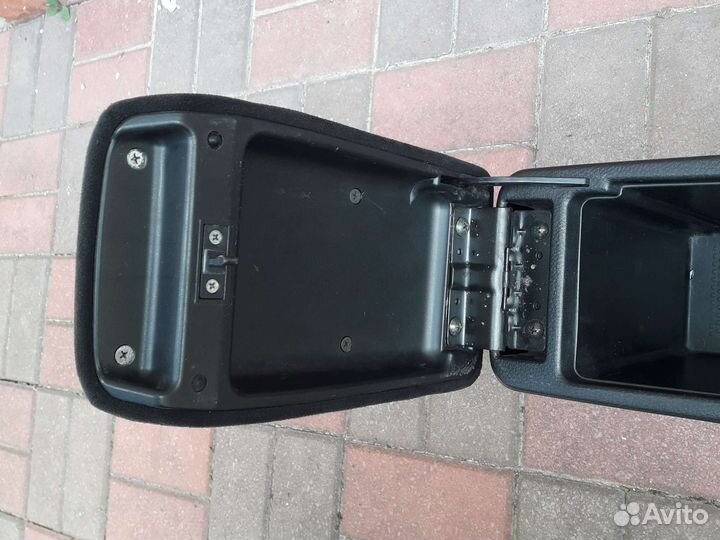 Подлокотник Mitsubishi lancer 9