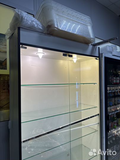 Стеллаж со стеклянными дверцами