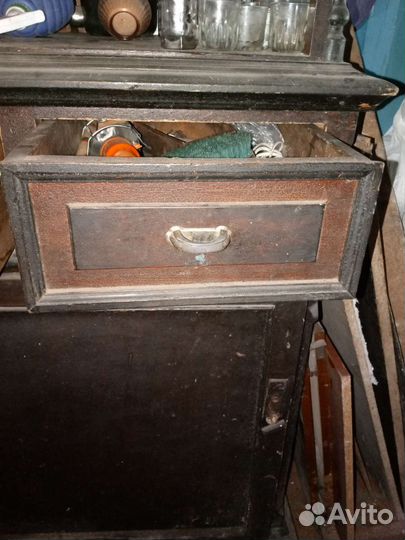 Старинный антикварный шкаф буфет