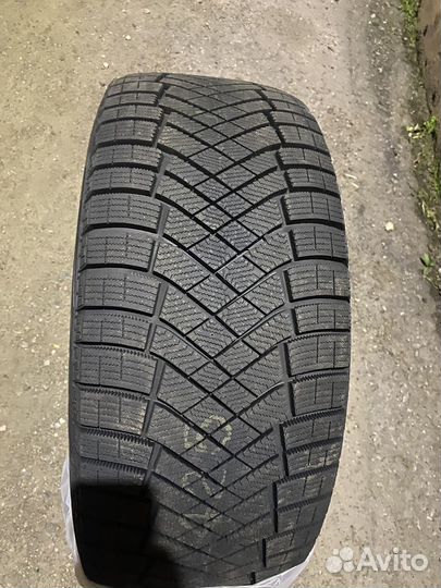 Pirelli Ice Zero FR 255/45 R20 105H