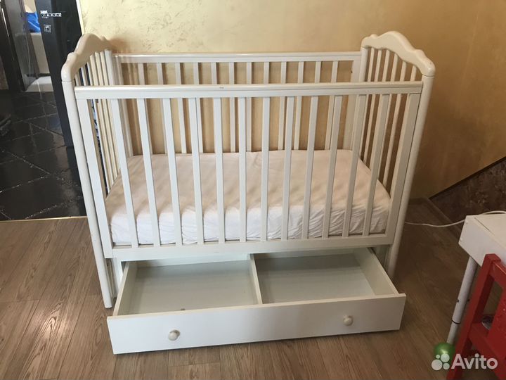 Кроватка детская Baby Luce с маятником