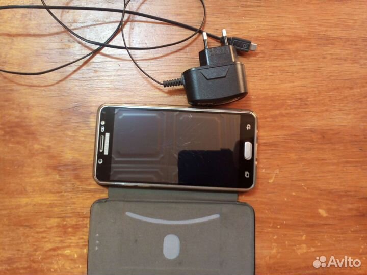 Телефон Samsung J5