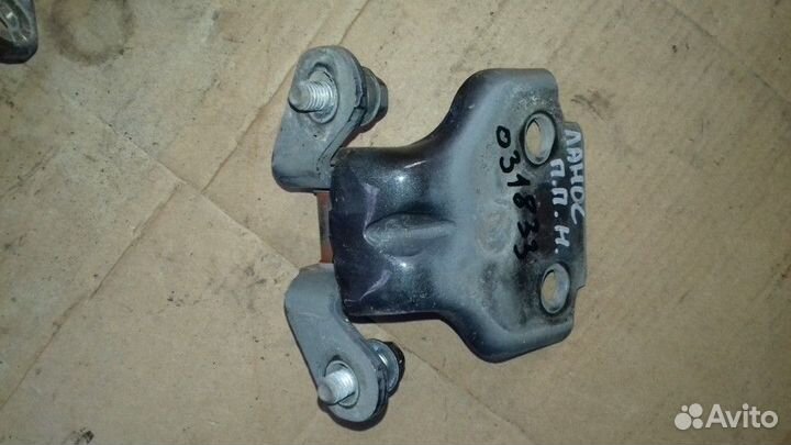 Петля двери передняя правая нижняя Chevrolet Lanos