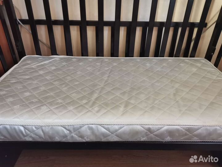 Детская кроватка с маятником