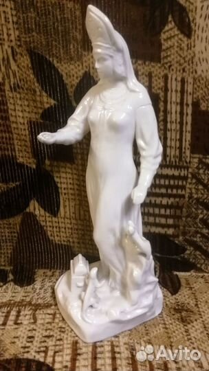 Статуэтка фарфор